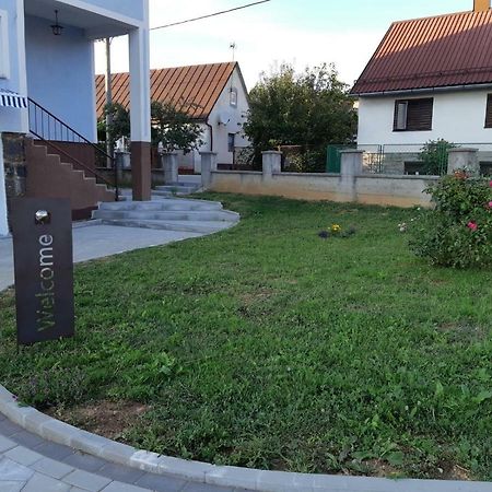 Apartment Upper Town Ґоспич Екстер'єр фото